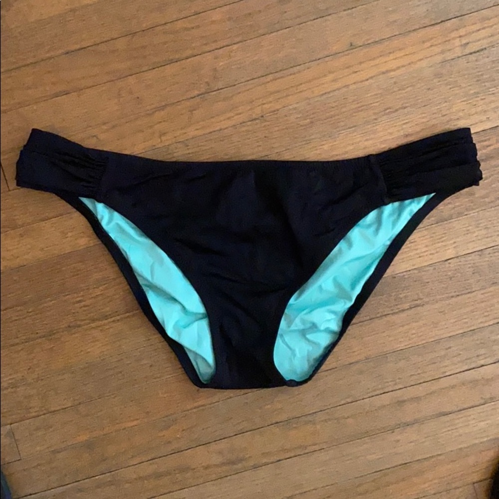 Shade & Share bikini bottoms in black. Size XL.